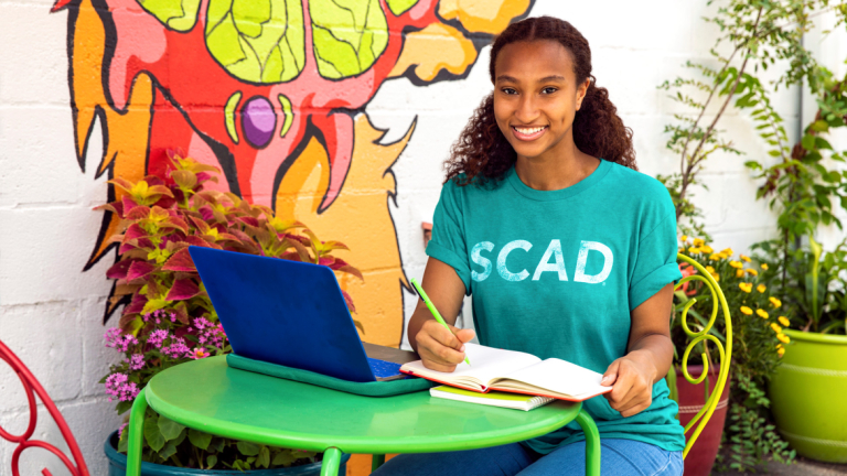 SCAD eLearning student works at a cafe